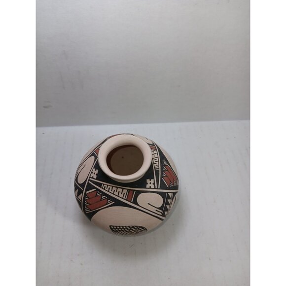 Mata Ortiz pottery Signed by Gabino Ledezma Handmade and Painted Folk Art - Picture 3 of 7